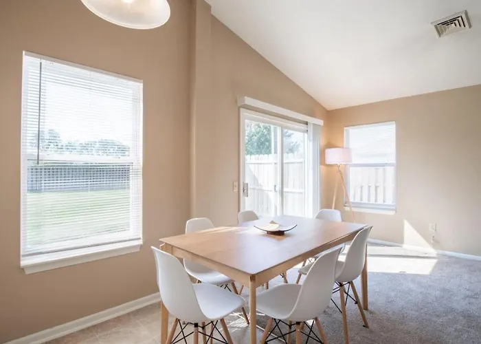 Grauhaus Tasteful 3bd With King Bed In Ferienhaus Pekin